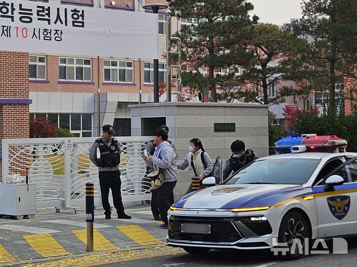 [인천=뉴시스] 이루비 기자 = 2026학년도 대학수학능력시험날인 13일 오전 인천 부평구 부평고등학교 교문에서 한 수험생이 입실 마감 직전 순찰차에서 내려 급히 시험장으로 들어가고 있다. 2025.11.13. ruby@newsis.com
