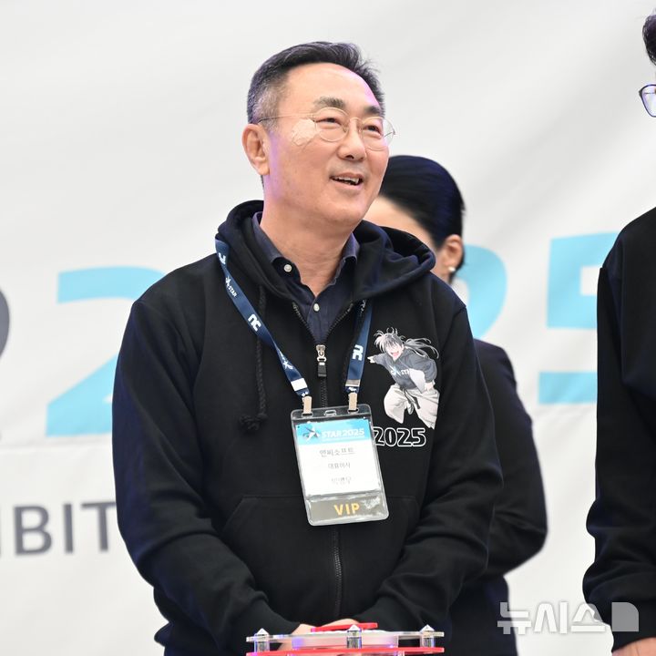 [부산=뉴시스] 윤정민 기자 = 박병무 엔씨소프트 대표가 13일 오전 부산 벡스코에서 열린 게임 전시회 '지스타 2025' 개막식에 참석했다. 2025.11.13. alpaca@newsis.com