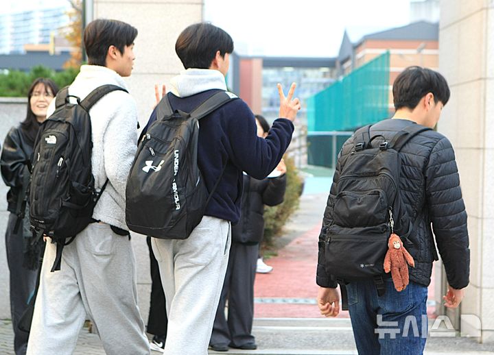 [원주=뉴시스] 이덕화 기자 = 2026학년도 대학수학능력시험일인 13일 오전 수험생들이 수능 대박을 기원하며 시험장인 강원 원주고등학교로 입실하고 있다. 2025.11.13. wonder8768@newsis.com