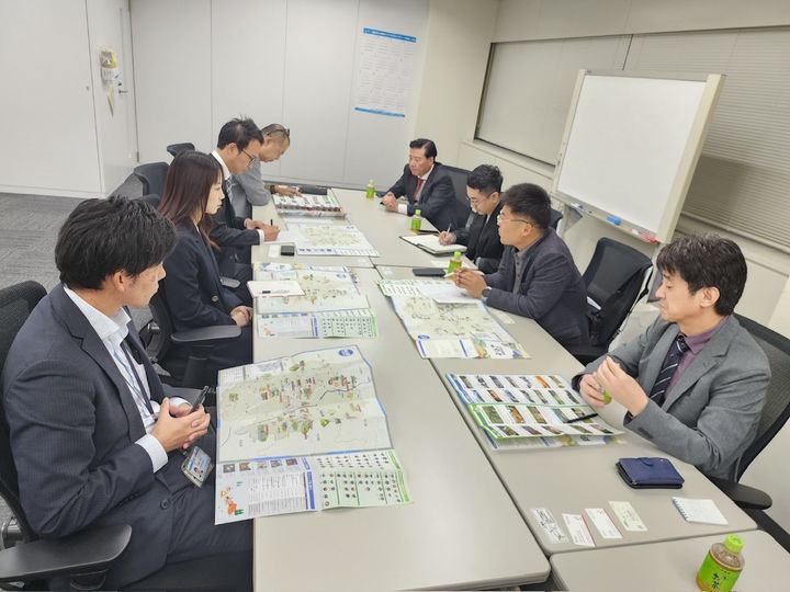 [금산=뉴시스] 충남 금산군이 일본의 종합여행사인 한큐교통사와 관광상품 개발을 논희하고 있다. (사진=금산군 제공) 2025.11.13. photo@newsis.com *재판매 및 DB 금지