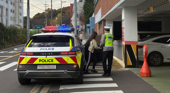 [울산=뉴시스] 박수지 기자 = 2026학년도 대학수학능력시험이 치러진 13일 울산경찰청이 도움이 필요한 수험생을 수송하고 있다. (사진=울산경찰청 제공) 2025.11.13. photo@newsis.com *재판매 및 DB 금지