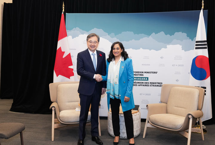 [서울=뉴시스] 한-캐나다 외교장관 회담. (사진=외교부 제공) 2025.11.13 *재판매 및 DB 금지