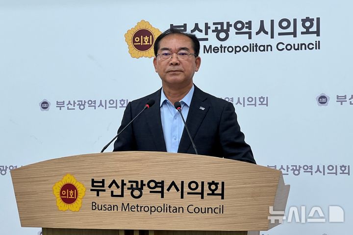 [부산=뉴시스] 원동화 기자 = 조병길 사상구청장이 13일 부산시의회 브리핑룸에서 기자회견을 열고 "당이 버렸다"며 탈당을 시사했다. 2025.11.13. dhwon@newsis.com