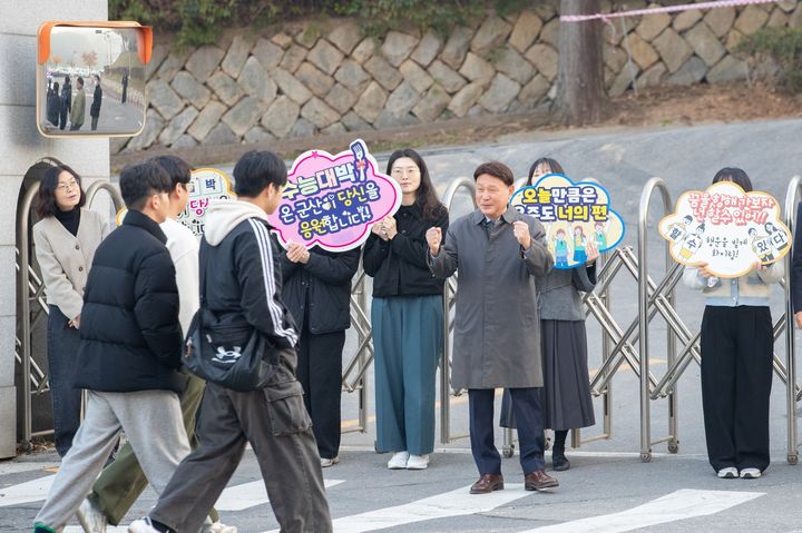 강임준 군산시장이 13일 군산제일고등학교를 첮아 대학수학능력 수험생들을 격려하고 있다.(사진-군산시 제공) *재판매 및 DB 금지