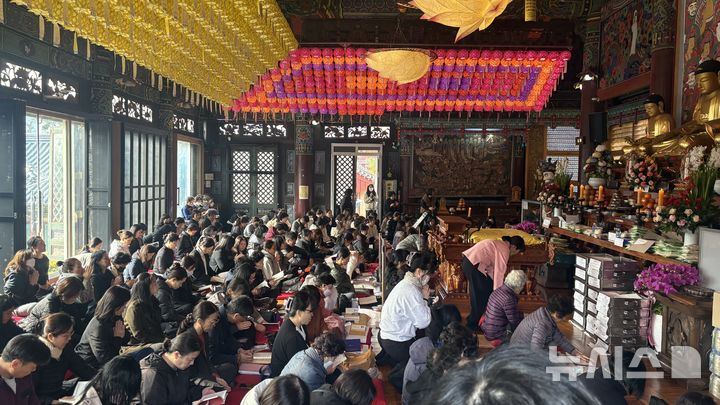 [서울=뉴시스] 남우현 인턴기자 = 13일 오전 서울 강남구 봉은사에서 학부모 등이 수능 특별기도를 하고 있다. 2025.11.13. photo@newsis.com