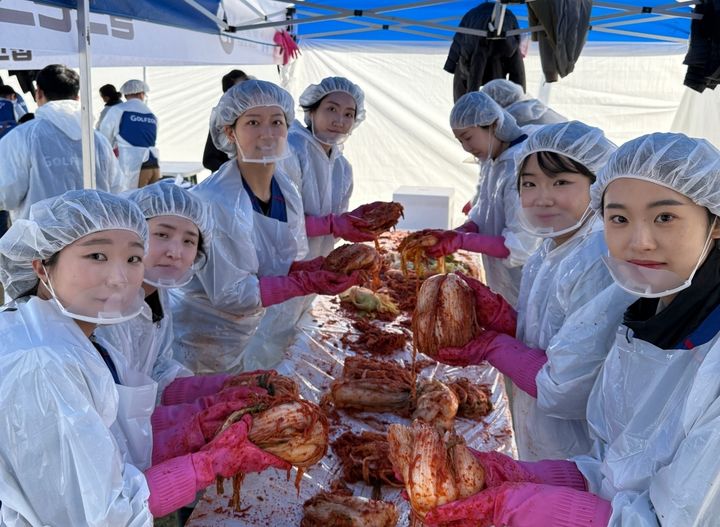 [서울=뉴시스] 대전 유성구 '2025 사랑의 김장 나누기'에 참여한 골프존그룹. (사진=골프존그룹 제공) 2025.11.13. photo@newsis.com *재판매 및 DB 금지