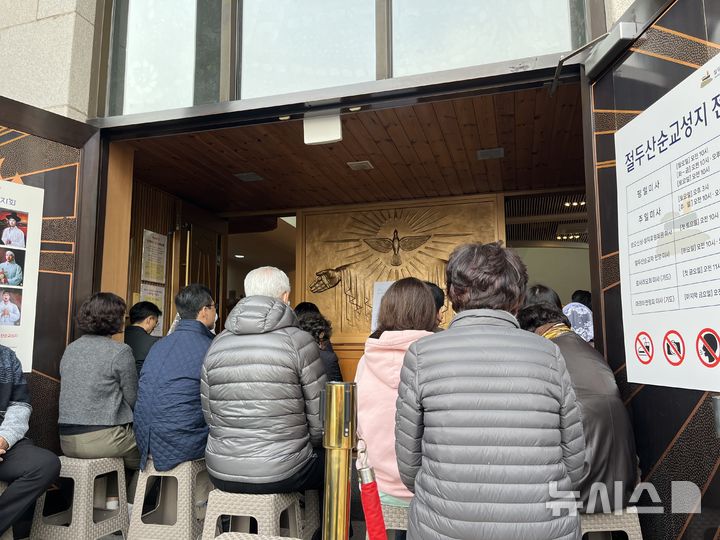 [서울=뉴시스] 고서현 인턴기자 = 13일 오전 서울 마포구 천주교 절두산 순교성지를 찾은 이들이 기도하고 있다. 2025.11.13. photo@newsis.com