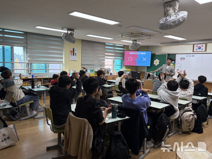 [시흥=뉴시스] 시흥시가 생활 속 성평등 문화 확산에 주력하는 가운데 관내 옥터초등학교에서 학생들을 대상으로 관련 교육을 진행하고 있다. (사진=시흥시 제공). 2025.11.13. photo@newsis.com
