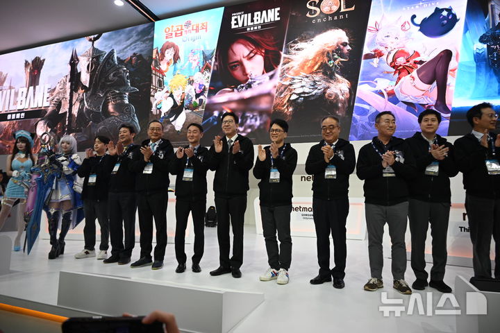 [부산=뉴시스] 윤정민 기자 = 13일 오전 부산 벡스코에서 게임 전시회 '지스타 2025' 개막식이 열렸다. 주요 내빈이 넷마블 부스에서 기념 촬영을 하고 있다. 2025.11.13. alpaca@newsis.com