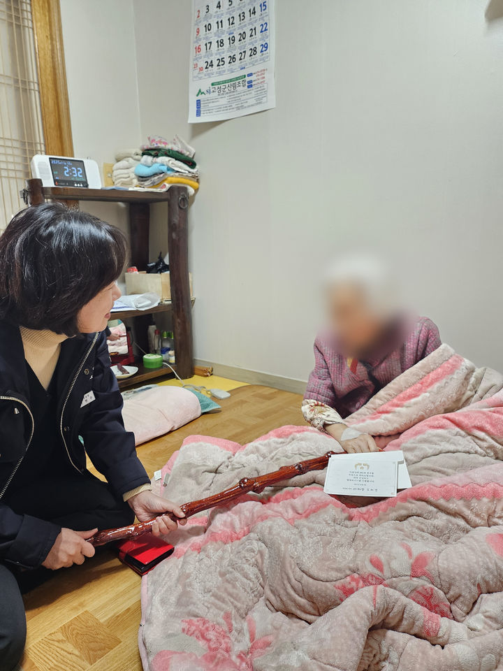 [고성(경남)=뉴시스] 신정철 기자= 경남 고성군 고성읍은 지난 12일, 올해 100세를 맞이한 어르신 3명에께 장수의 상징인 ‘청려장(靑藜杖)’을 전달하며 건강과 행복을 기원했다.사진은 청려장 전달 모습.(사진=고성군 제공).2025.11.13. photo@newsis.com *재판매 및 DB 금지