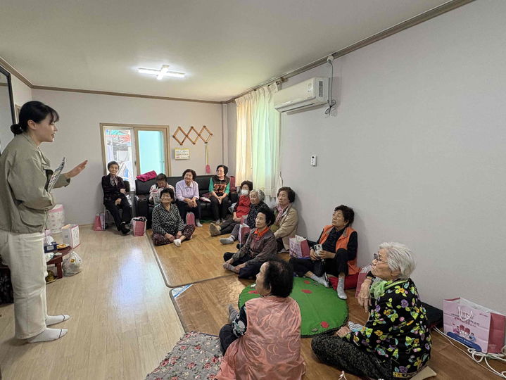 [밀양=뉴시스] 밀양시보건소 관계자가 지역 경로당을 방문해 진드기 매개 감염병 예방수칙을 안내하고 있다. (사진= 밀양시 제공) 2025.11.13. photo@newsis.com *재판매 및 DB 금지