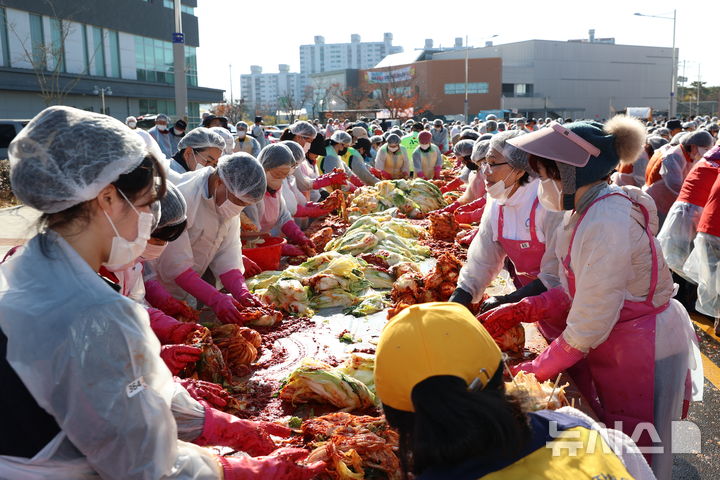 [고성(경남)=뉴시스] 신정철 기자= 고성군지역사회보장협의체(위원장 김성진)는 오는 29일부터 12월 1일(월)까지 진행되는 제19회 이웃사랑 김장나눔축제를 위한 후원자 및 자원봉사자를 모집하고 있다고 13일 밝혔다.사진은 지난해 제18회 이웃사랑 김장나눔축제 모습.(사진=뉴시스DB).2025.11.13. sin@newsis.com