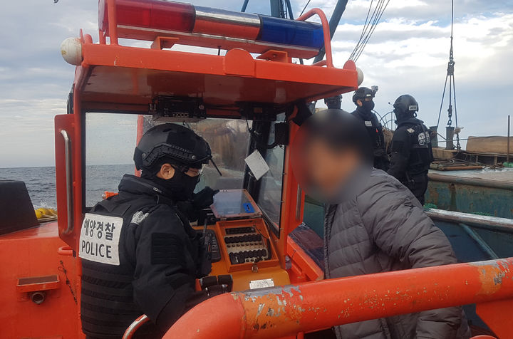 [신안=뉴시스] 목포해경이 12일 불법 조업을 한 117t급 중국 어선 선장을 압송하고 있다. 2025.11.13. photo@newsis.com *재판매 및 DB 금지