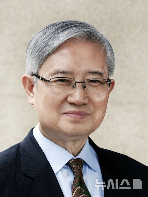 [서울=뉴시스] 김대중평화센터 신임 이사장으로 선임된 김성재 전 문화관광부 장관의 모습. (사진=김대중평화센터 제공) 2025.11.13. photo@newsis.com