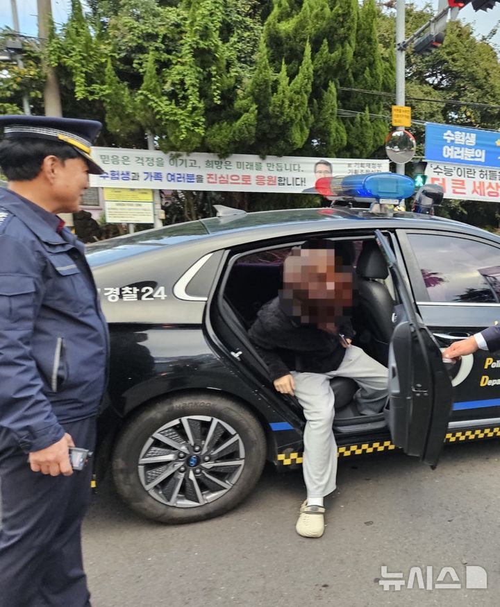 [제주=뉴시스] 2026학년도 대학수학능력시험일인 13일 서귀포시에서 수험생이 제주자치경찰단의 도움으로 시험장을 들어가고 있다. (사진=제주도자치경찰단 제공) 2025.11.13. photo@newsis.com 