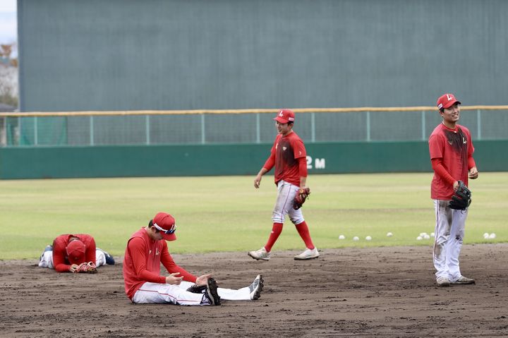 [서울=뉴시스] 프로야구 SSG 랜더스 선수단이 10월 말부터 일본 가고시마현 사쓰마센다이시 종합운동공원에서 유망주 집중 육성 캠프를 진행, 강도 높은 수비 훈련을 펼치고 있다. (사진=SSG 랜더스 제공) 2025.11.13. *재판매 및 DB 금지