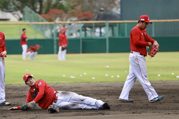 [서울=뉴시스] 프로야구 SSG 랜더스 선수단이 10월 말부터 일본 가고시마현 사쓰마센다이시 종합운동공원에서 유망주 집중 육성 캠프를 진행, 강도 높은 수비 훈련을 펼치고 있다. (사진=SSG 랜더스 제공) 2025.11.13. *재판매 및 DB 금지
