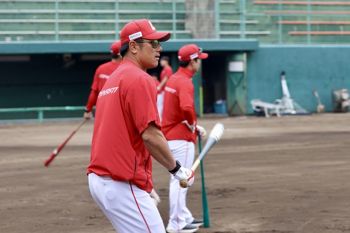 [서울=뉴시스] 프로야구 SSG 랜더스의 박정권 퓨처스 감독이 일본 가고시마현 사쓰마센다이시 종합운동공원에서 진행 중인 유망주 집중 육성 캠프에서 직접 펑고 훈련을 지도하고 있다. (사진=SSG 랜더스 제공) 2025.11.13. *재판매 및 DB 금지