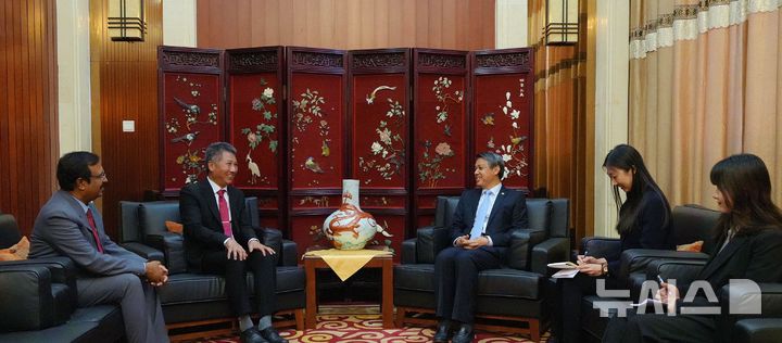 [베이징=뉴시스] 왕야쥔 주북한 중국대사는 12일 주북 중국대사관에서 알리아와티 롱쿠머 신임 주북 인도대사와 면담했다고 대사관이 밝혔다.(사진=주북한중국대사관 홈페이지 갈무리) 2025.11.14 photo@newsis.com