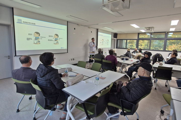 [천안=뉴시스] 순천향대천안병원 석면환경보건센터가 실시한 석면피해자들을 위한 힐링캠프 강연 모습. (사진=순천향대천안병원 제공) 2025.11.13. photo@newsis.com *재판매 및 DB 금지