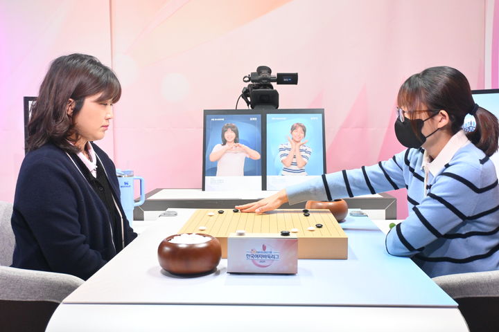 [서울=뉴시스] 평택 브레인시티산단 김주아 4단(오른쪽), 포항 포스코퓨처엠 김혜민과의 2025 NH농협은행 한국여자바둑리그 준플레이오프 3차전서 승리. (사진=한국기원 제공) *재판매 및 DB 금지