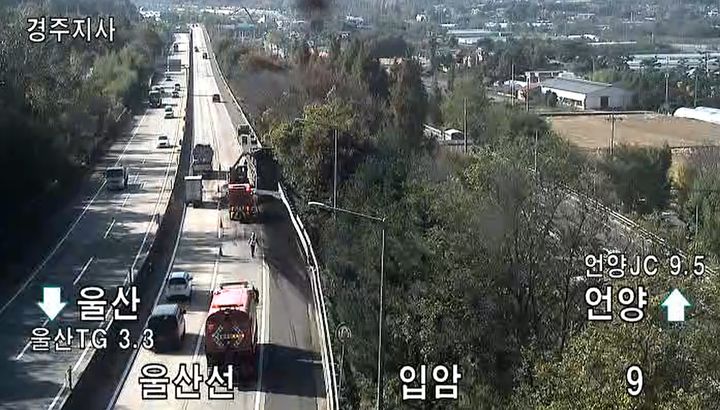 [울산=뉴시스] 박수지 기자 = 13일 오전 울산시 울주군 범서읍 울산고속도로 범서IC 부근에서 언양방면으로 달리던 대형 화물트럭이 전도돼 사고 수습이 이뤄지고 있다. 2025.11.13. (사진=고속도로 교통정보 CCTV 캡처) photo@newsis.com *재판매 및 DB 금지