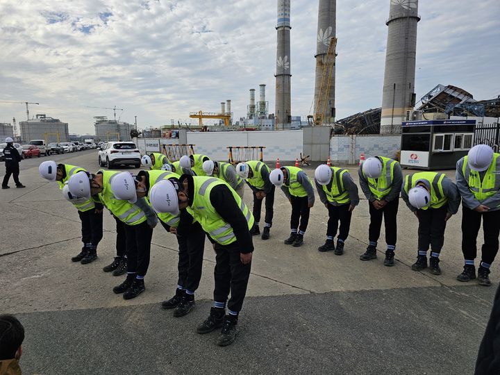 [울산=뉴시스] 안정섭 기자= 울산화력발전소 보일러 타워 붕괴 사고 발생 8일째인 13일 시공사인 HJ중공업 경영진이 피해자와 유가족들에게 사과하며 고개를 숙이고 있다. 2025.11.13. yohan@newsis.com *재판매 및 DB 금지