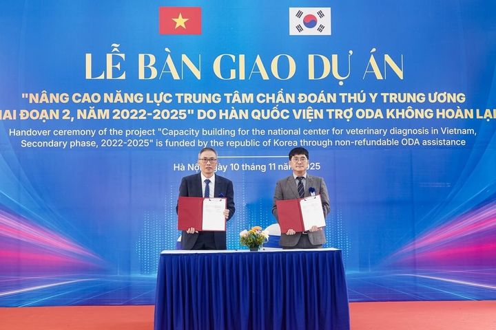 [세종=뉴시스] 한국농어촌공사는 지난 10일(현지 시간) 베트남 하노이 속선에서 '베트남 국립가축질병진단센터(NCVD) 역량 강화 2차 사업' 준공식을 개최했다고 13일 밝혔다. (사진=농어촌공사 제공) 2025.11.13. photo@newsis.com *재판매 및 DB 금지