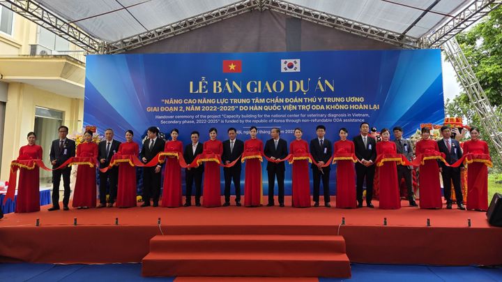 [세종=뉴시스] 한국농어촌공사는 지난 10일(현지 시간) 베트남 하노이 속선에서 '베트남 국립가축질병진단센터(NCVD) 역량 강화 2차 사업' 준공식을 개최했다고 13일 밝혔다. (사진=농어촌공사 제공) 2025.11.13. photo@newsis.com *재판매 및 DB 금지