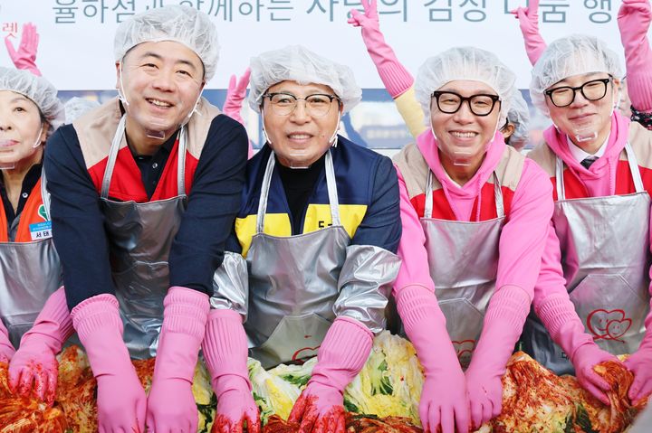 [대구=뉴시스] 롯데아울렛 율하점은 1층 정문 광장에서 대구동구자원봉사센터와 함께 '사랑의 나눔 김장 만들기' 행사를 진행했다. (사진 = 롯데백화점 제공) 2025.11.13. photo@newsis.com *재판매 및 DB 금지