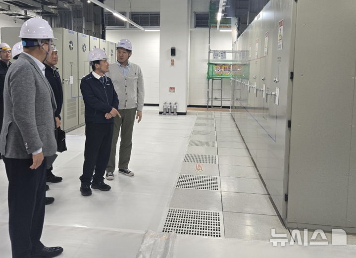 [전주=뉴시스]윤난슬 기자 = 한국전기안전공사는 전날 서울 마포구 삼성SDS 상암데이터센터에서 무정전전원장치(UPS) 설비에 대한 특별안전점검을 실시했다고 13일 밝혔다. (사진=전기안전공사 제공) photo@newsis.com