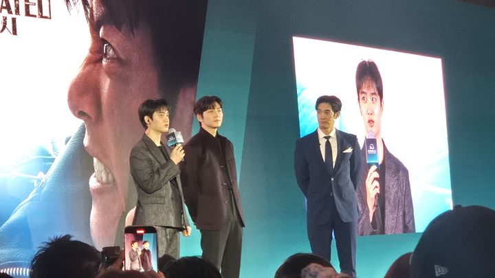 [홍콩=뉴시스] 강주희 기자 = 디즈니+의 드라마 '조각도시'의 주역 배우 지창욱, 도경수가 13일(현지시간) 홍콩 디즈니랜드 호텔 컨퍼런스 센터에서 열린 '디즈니+ 오리지널 프리뷰 2025'에 참석했다. 2025.11.13. zooey@newsis.com&nbsp; *재판매 및 DB 금지