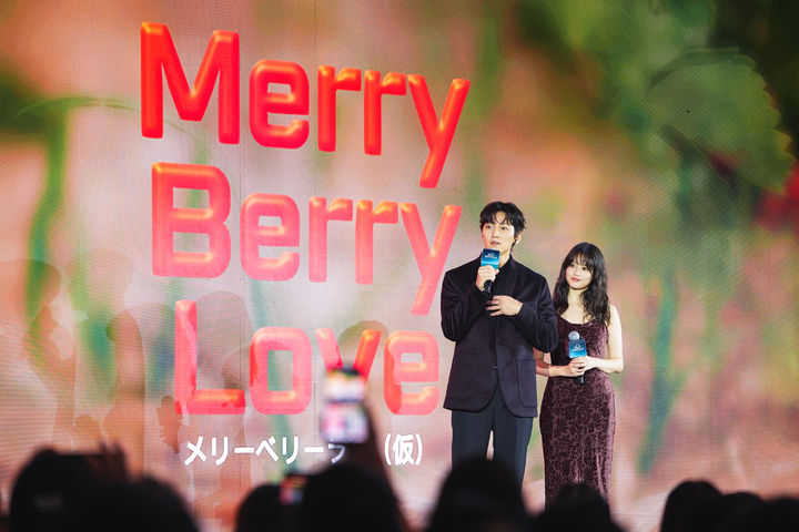 [홍콩=뉴시스] 디즈니+의 한일 합작 드라마 '메리 베리 러브'의 지창욱, 이마다 미오 13일(현지시간) 홍콩 디즈니랜드 호텔 컨퍼런스 센터에서 열린 '디즈니+ 오리지널 프리뷰 2025'에 참석했다. (사진=월트디즈니 제공) 2025.11.13. photo@newsis.com *재판매 및 DB 금지