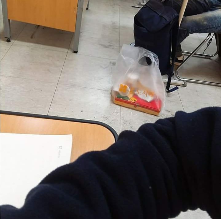 [뉴시스] 한 수험생이 점심 도시락으로 '피자'를 싸 온 듯한 사진이 디시인사이드에 게재됐다. (사진='디시인사이드' 캡처) *재판매 및 DB금지 *재판매 및 DB 금지