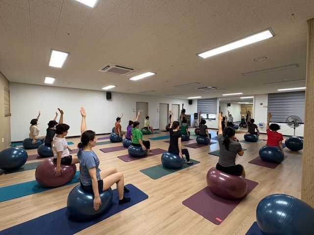 [밀양=뉴시스] 건강증진 운동 프로그램인 건강체력 강화 운동을 하고 있다. (사진= 밀양시 제공) 2025.11.13. photo@newsis.com *재판매 및 DB 금지