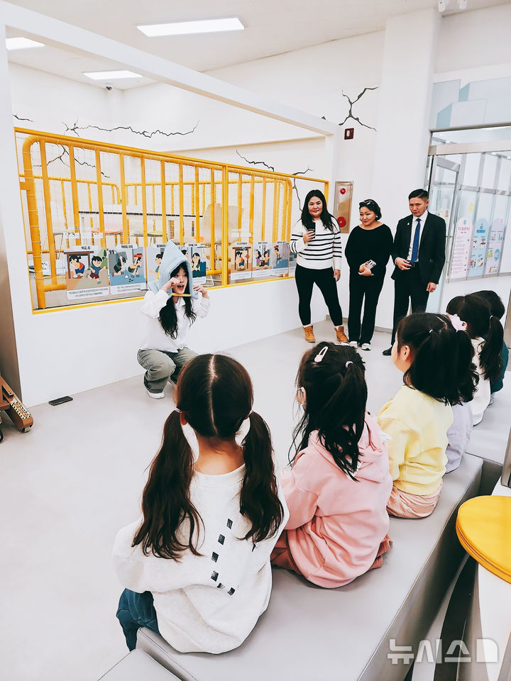 [성남=뉴시스]성남시 어린이 교통교육장의 안전교육을 참관 중인 몽골 허브드주 대표단(사진=성남시 제공)2025.11.13.photo@newsis.com