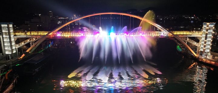 [통영=뉴시스] 신정철 기자= 경남 통영시는 오는 15일, 강구안 일원에서 스마트관광도시 조성사업과 강구안 야간경관 개선사업 준공을 기념해 ‘빛과 미디어로 재탄생한 강구안’을 선보이는 강구안 미디어파크 페스티벌을 개최한다고 13일 밝혔다.사진은 강구안 브릿지 분수쇼 모습.(사진=통영시 제공).2025.11.13. photo@newsis.com *재판매 및 DB 금지