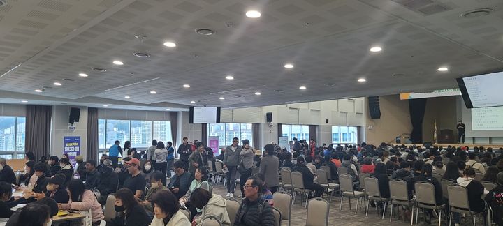 [양산=뉴시스] 하반기 공공근로사업 참여자를 대상으로 산업안전보건교육과 찾아가는 일자리센터를 운영하고 있다. (사진=양산시 제공) 2025.11.13. photo@newsis.com *재판매 및 DB 금지