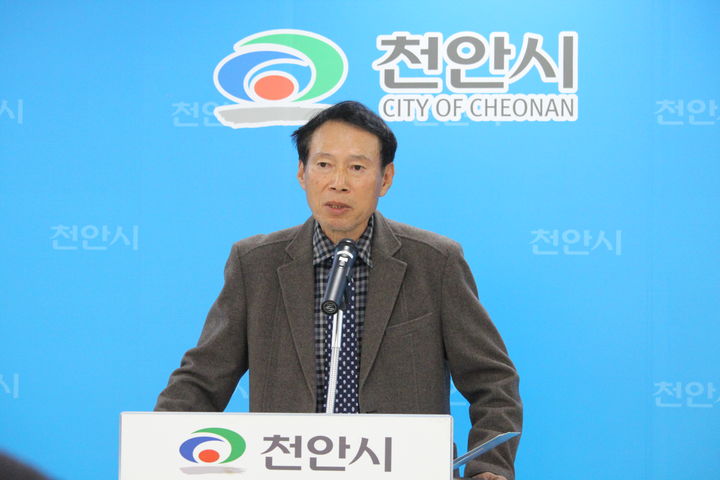 [천안=뉴시스] 최영민 기자 = 김언중 흑성산수목장반대추진위원장이 13일 천안시청 브리핑실에서 기자회견을 갖고 있다. 2025.11.13. ymchoi@newsis.com *재판매 및 DB 금지