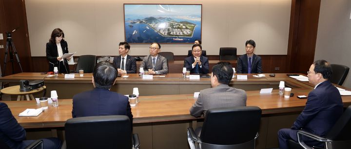 [세종=뉴시스]한전KDN이 BS산업과 솔라시도 분산형 전력망 및 AI데이터센터 구축 업무협약 체결을 13일 진행했다.(사진=한전KDN 제공) *재판매 및 DB 금지