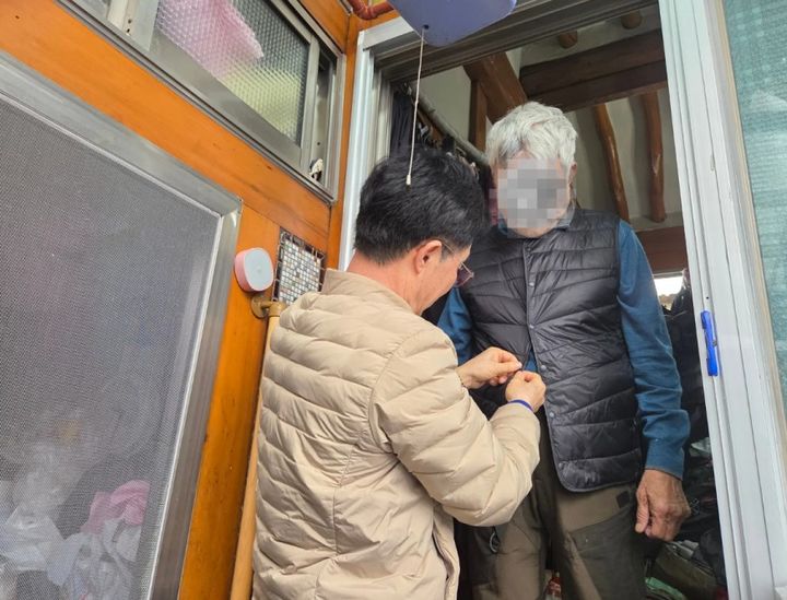 [대구=뉴시스] 대구 남구는 겨울철 한파에 취약한 1인 취약계층 240가구를 대상으로 경량 방한 조끼를 전달했다. (사진=대구 남구 제공) 2025.11.13. photo@newsis.com *재판매 및 DB 금지