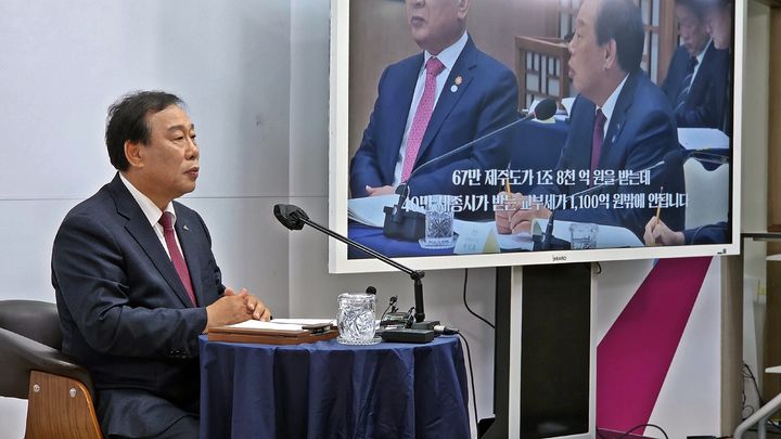 [세종=뉴시스] 송승화 기자 = 세종시 보람동 시청에서 열린 기자회견에서 최민호 세종시장이 12일 용산 대통령실에서 열린 중앙지방협력회의 영상을 시청하고 있다. 2025.11.13. ssong1007@newsis.com *재판매 및 DB 금지