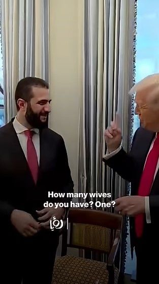 [서울=뉴시스]지난 10일 백악관에서 만난 도널드 트럼프 미국 대통령(오른쪽)과 알샤라 시리아 대통령(왼쪽). 트럼프 대통령이 알샤라 대통령에게 향수를 선물하면서 "아내가 몇 명 이냐"고 농담하고 있다. (사진출처: 로야 뉴스 유튜브 영상 캡처) 2025.11.13. 