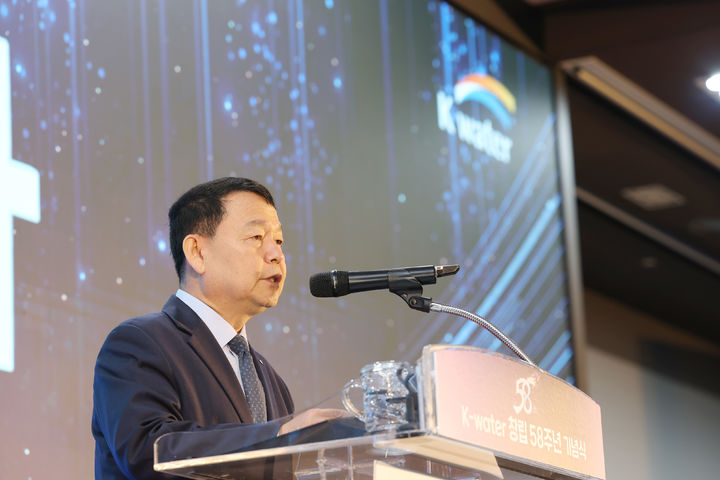 [대전=뉴시스]윤석대 한국수자원공사(수공) 사장이 13일 창립 58주년 기념식에서 '기후위기를 극복하는 AI 물관리 세계 1위 기업'이라는 새로운 비전을 선포하고 있다. (사진=수공 제공) 2025.11.13. photo@newsis.com *재판매 및 DB 금지