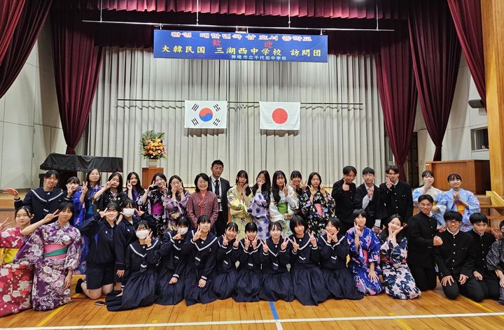 [영암=뉴시스]일본 치요다중을 방문한 영암 삼호서중 학생들. (사진=영암군 제공) 2025.11.13. photo@newsis.com *재판매 및 DB 금지