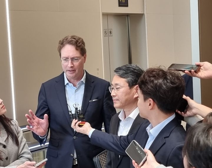 [서울=뉴시스]이지용 기자 = 메르세데스-벤츠 그룹의 올라 칼레니우스 회장이 13일 오후 여의도 LG 트윈타워에서 취재진에게 답변하고 있다. 2025.11.13. leejy5223@newsis.com *재판매 및 DB 금지