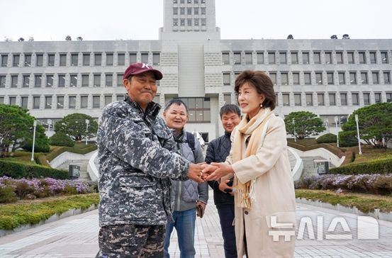 [서울=뉴시스] 박선영 진실화해위원장(오른쪽)이 13일 오전 대법원의 형제복지원 판결 이후 피해자에게 축하를 건네고 있다. (사진=진실화해위 제공) 2025.11.13. photo@newsis.com