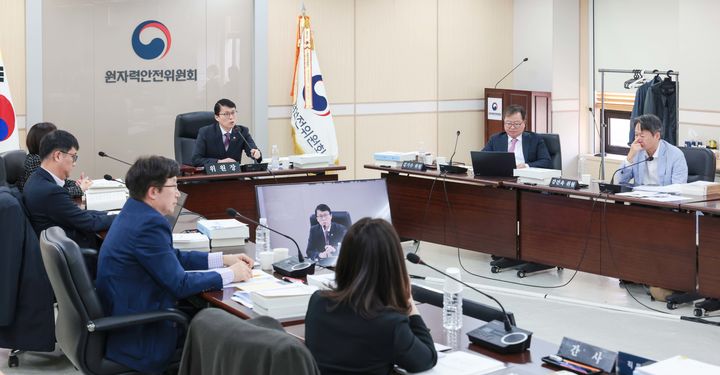 [세종=뉴시스]제225회 원자력안전위원회 회의 사진이다.(사진=원안위 제공) *재판매 및 DB 금지