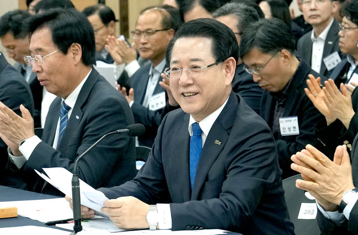 [여수=뉴시스] 김영록 전남지사가 13일 여수시청 대회의실에서 열린 여수시 정책비전 투어 행사에서 인사말을 하고 있다. (사진 = 전남도 제공). 2025.11.13. photo@newsis.com *재판매 및 DB 금지