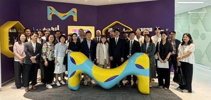 [대전=뉴시스]최성아 부시장 등 대전시 방문단은 13일 머크(Merck) 싱가포르와 SINERGY(합성생물학 산학연 컨소시엄), SIFBI(식품생명공학 혁신연구소)를 잇따라 방문하고 합성생물학 분야의 공동연구, 기술실증, 인력양성과 스타트업 지원 등 다양한 협력방안에 대해 의견을 나눴다. 2025. 11. 13 photo@newsis.com *재판매 및 DB 금지